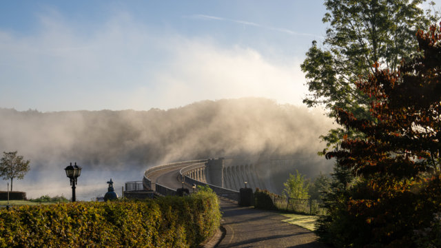Nebel und Sonnenschein an herbstlicher Kerspe-Talsperre